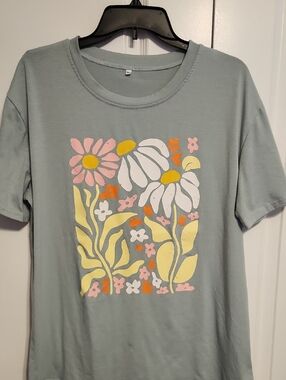 Women's Short Sleeve Floral Tee in Sage Green